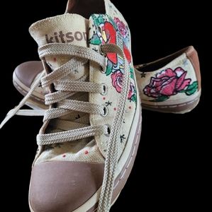 Kitson Y2K low top tattoo sneakers. EUC, Los Angeles, skateboard.